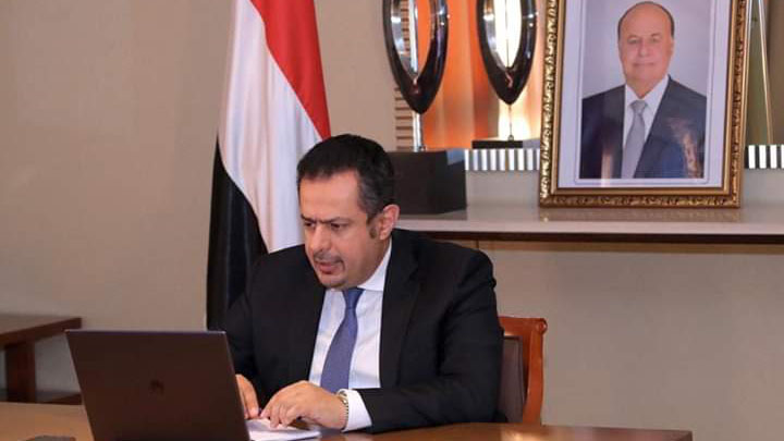 رئيس الوزراء د.معين عبدالملك خلال ترؤسه اجتماعاً لمجلس الوزراء عبر تقنية الاتصال المرئي (أرشيفية)