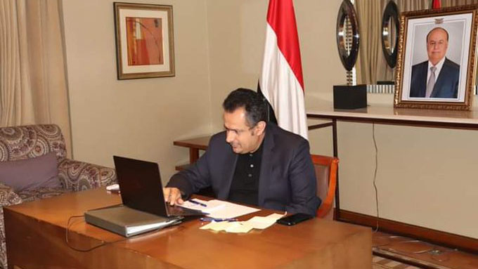 رئيس الوزراء خلال ترؤسه اجتماعاً مشتركاً للجنة الوطنية العليا للطوارئ ومحافظي عدد من المحافظات