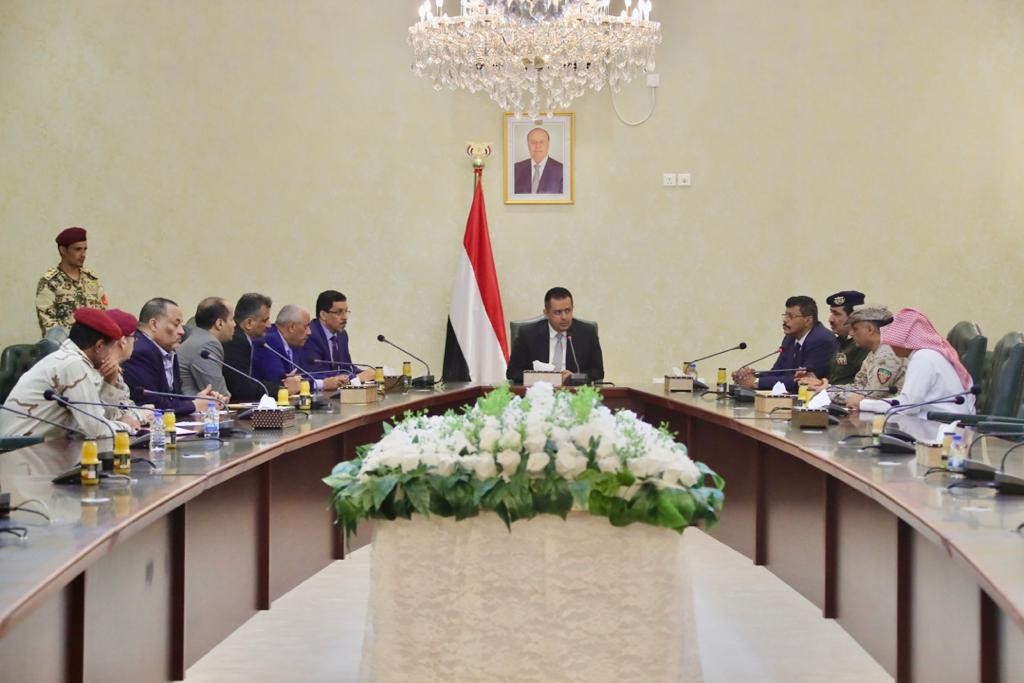 رئيس الوزراء خلال الاجتماع