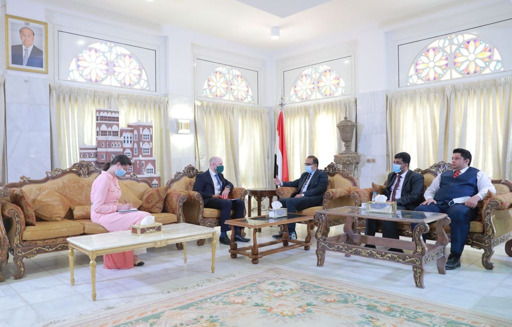 وزير الصحة مع السفير البريطاني