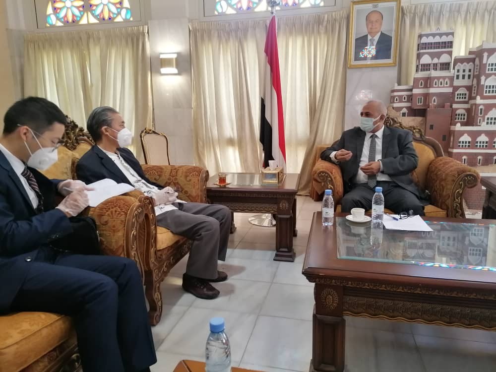 وزير المياه مع السفير الصيني