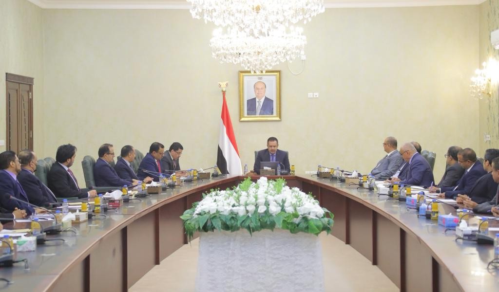 رئيس الوزراء خلال ترأسه الاجتماع