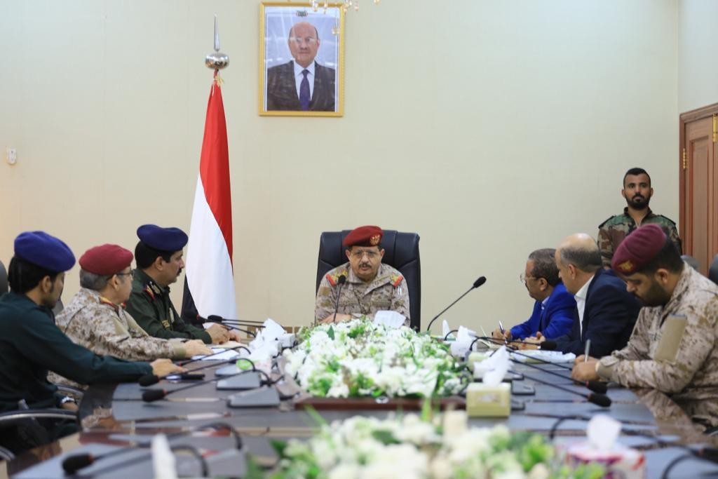 وزير الدفاع خلال الاجتماع
