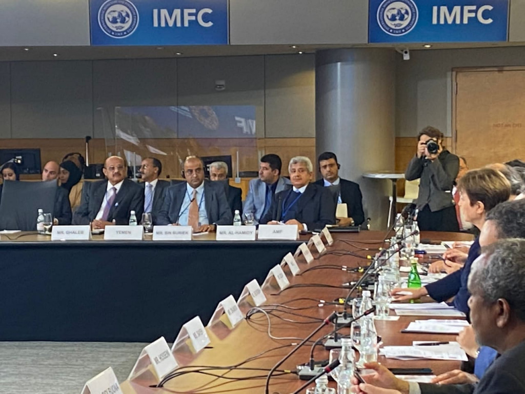 وزير المالية يستعرض مخاطر ارتفاع التضخم وانعدام الأمن الغذائي في اليمن باجتماع دولي في واشنطن