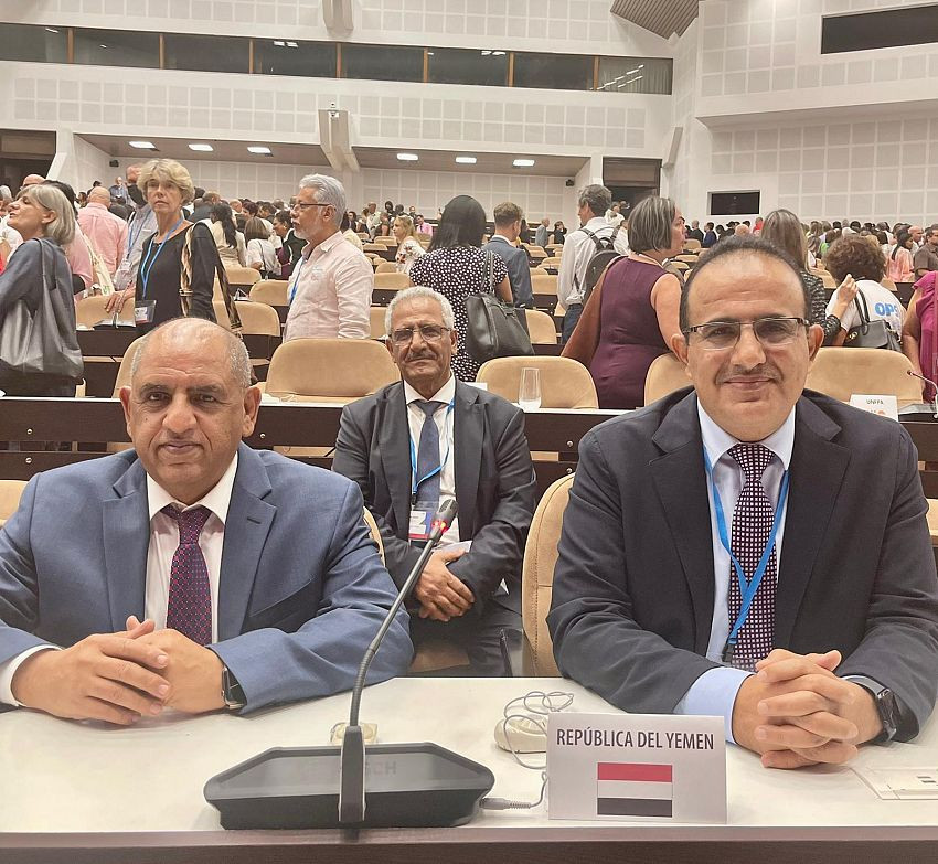 وزير الصحة مع سفير بلادنا لدى كوبا خلال المؤتمر