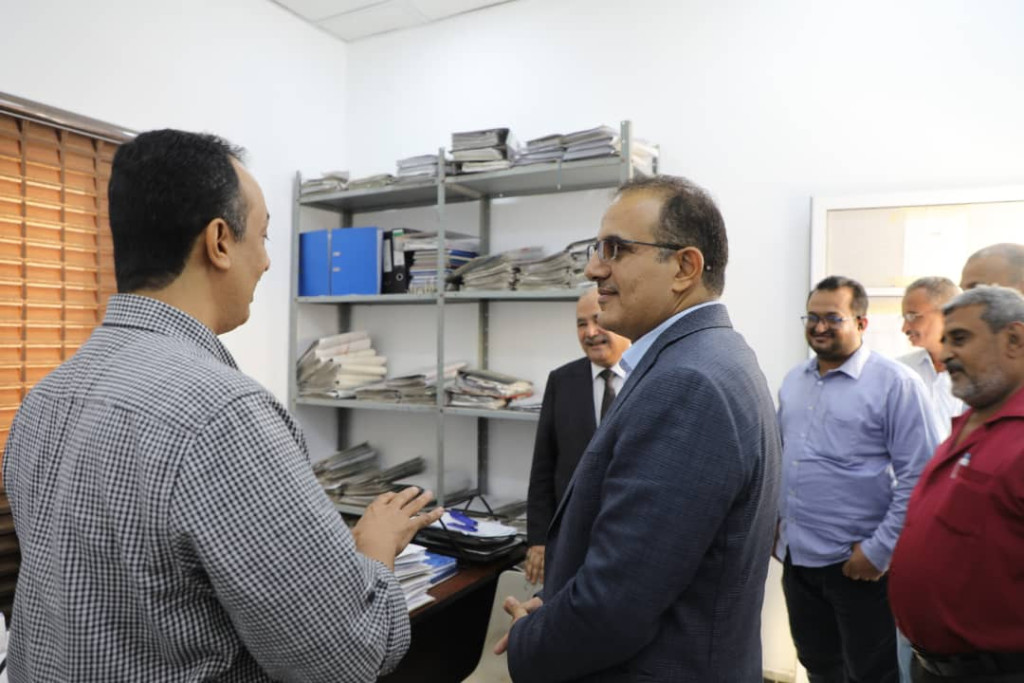 الوزير بحيبح يطلع على سير العمل في مكتب الصحة بعدن
