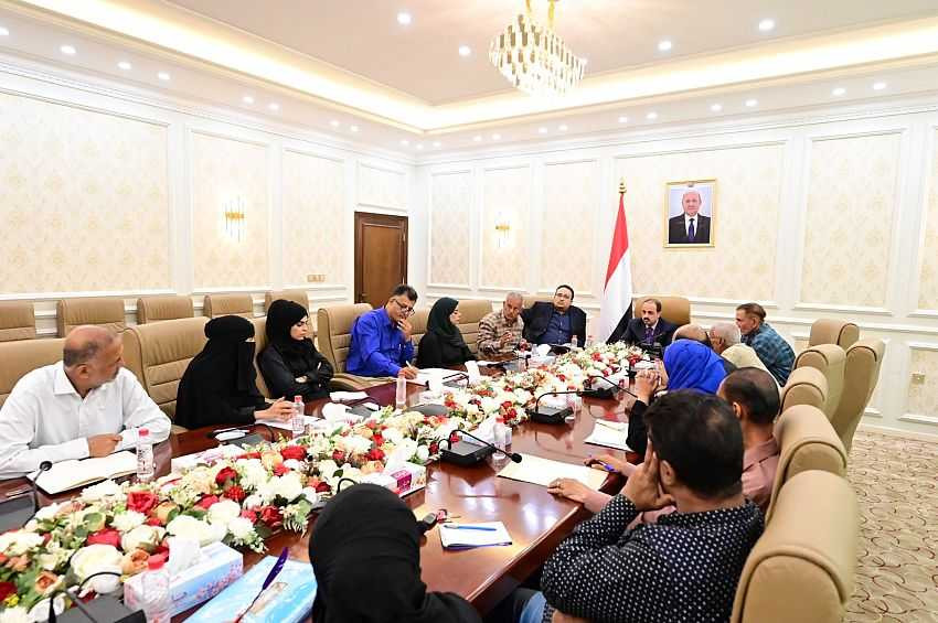 وزير الإعلام خلال الاجتماع