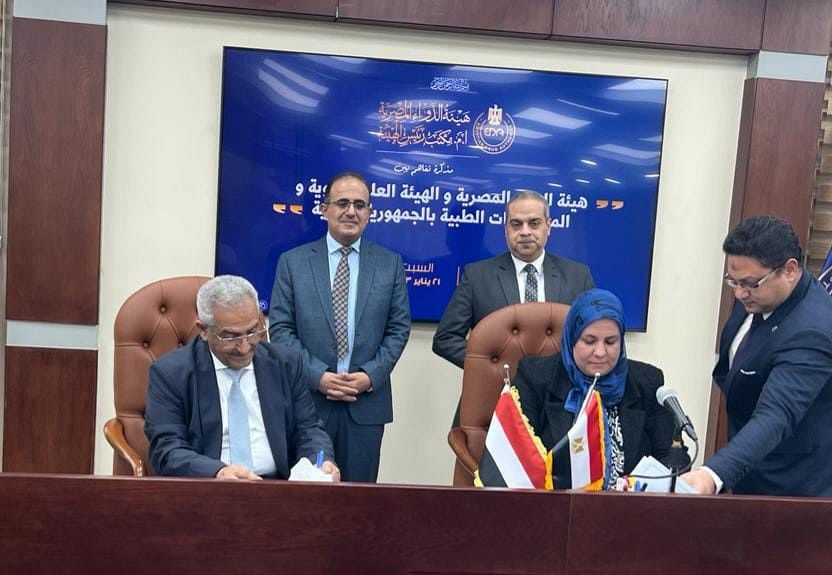 وزير الصحة خلال التوقيع