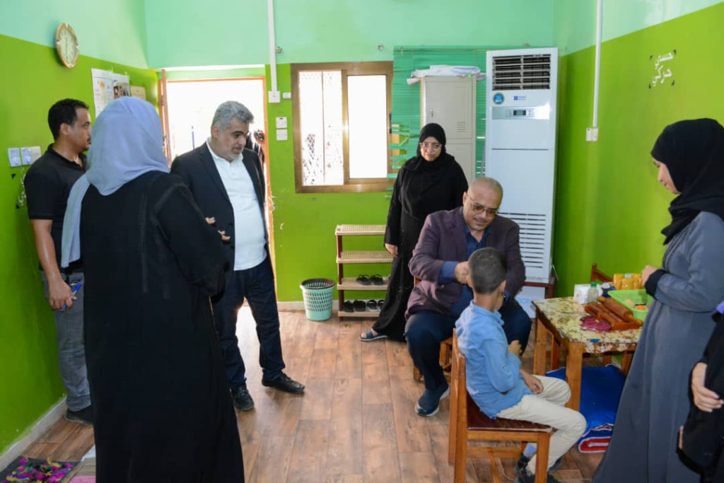وزير التخطيط ونائبه يتفقدان جمعية أطفال عدن للتوحد