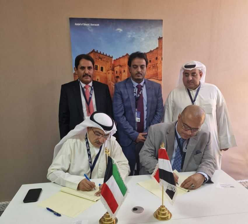 وزير التخطيط وممثل الصندوق الكويتي وليد البحر خلال توقيعهما الاتفاقية