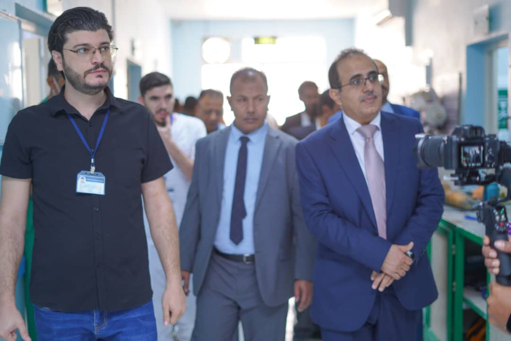وزير الصحة يطلع على سير العمل في مركز الأطراف الصناعية بسيئون