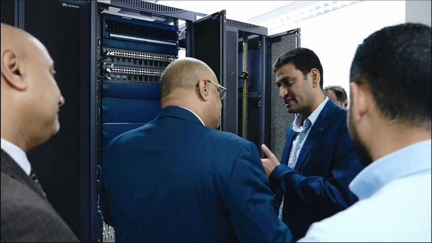 تفقد وزير التحطيط لسير العمل في عدد من مؤسسات وزارة الاتصالات في عدن
