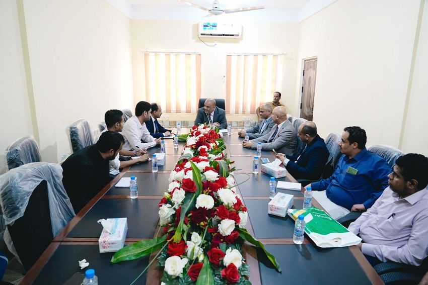 وزير التخطيط يطلع على مستوى سير العمل في المركز الرئيسي للهيئة العامة للبريد والتوفير البريدي