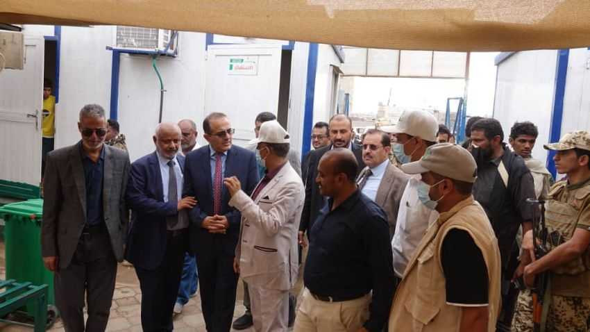 اطلاع وزير الصحة على سير العمل في عدد من المرافق الصحية بالحديدة