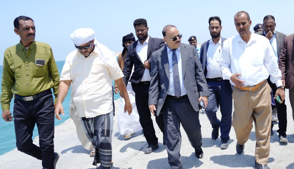 وزير النقل يتفقد سير العمل في ميناء سقطرى القديم حولاف