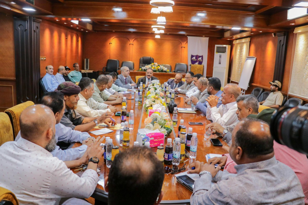 وزير النقل يطلع على سير العمل بمؤسسة موانئ خليج عدن ويؤكد جاهزية الموانئ المحررة لاستقبال الأنشطة التجارية والملاحية