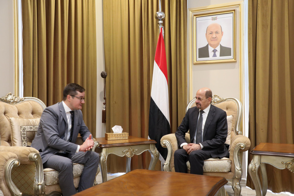 وزير الخارجية يلتقي القائم بأعمال السفارة الروسية لدى اليمن