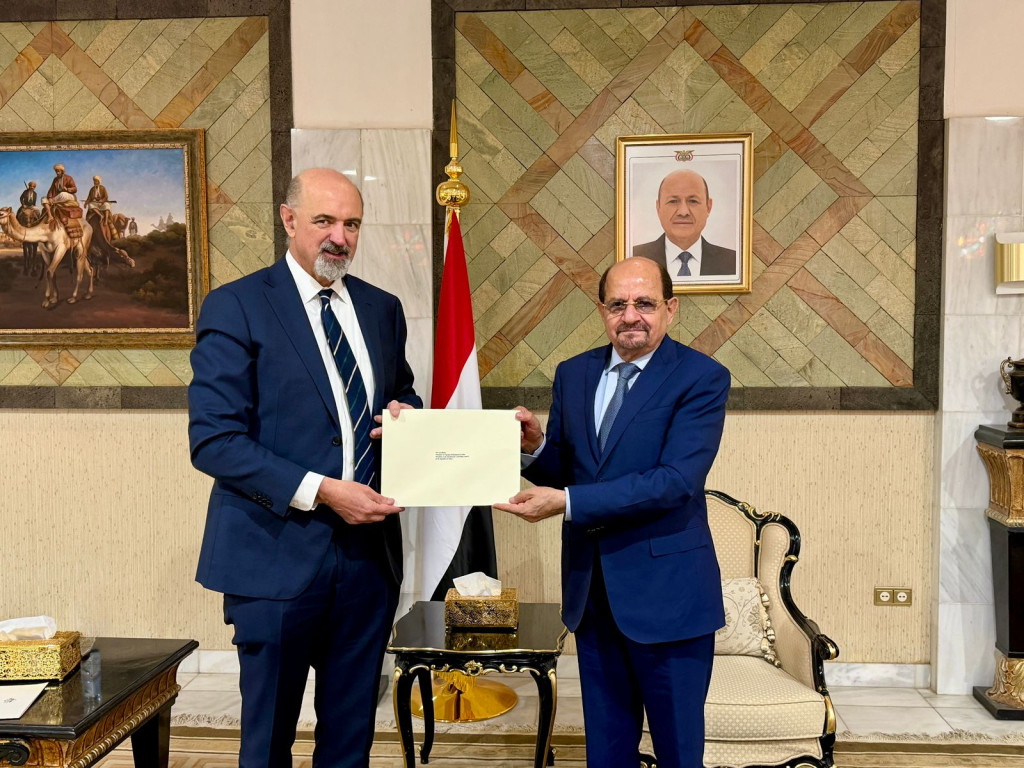 وزير الخارجية يتسلم نسخة من أوراق اعتماد السفير الأسترالي لدى اليمن