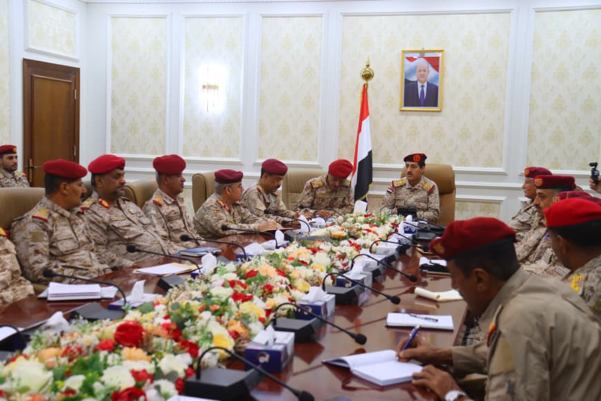 وزير الدفاع يعقد اجتماعاً موسعاً بمساعديه ورؤساء الهيئات العسكرية