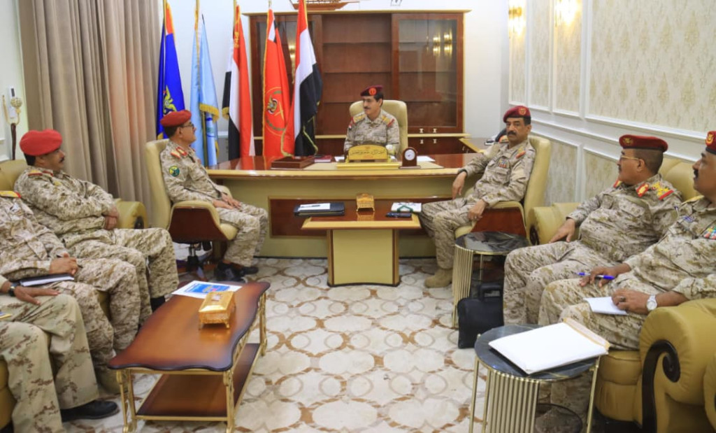 وزير الدفاع يشدد على تفعيل الرقابة والتفتيش وتعزيز العمل الاستخباري