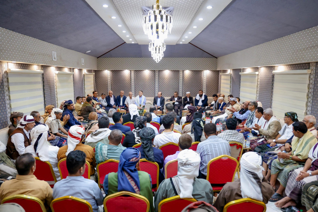 رئيس الوزراء يؤكد أن الاهتمام بمحافظة أبين أولوية حكومية بما يليق بتاريخها وتضحيات أبنائها