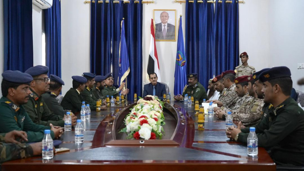 وزير الدفاع ووكيل وزارة الداخلية يتفقدان سير العملية التعليمية في كلية الشرطة بالمكلا