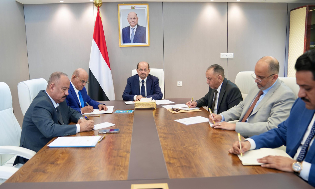 رئيس الوزراء يترأس اجتماع لجنة إدارة الأزمات الاقتصادية والإنسانية ويؤكد جاهزية الحكومة لمواجهة تداعيات التصعيد الإقليمي