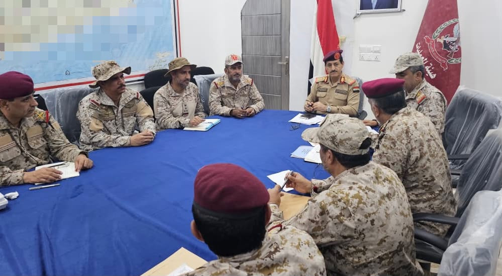 وزير الدفاع يترأس اجتماعاً للوقوف على تطورات الأوضاع الميدانية