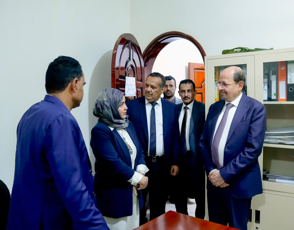 رئيس الوزراء خلال زيارته لوزارة الشؤون القانونية