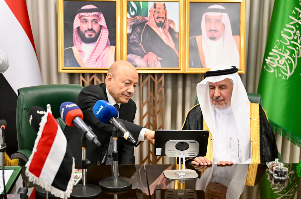 رئيس مجلس القيادة يدشن من مركز الملك سلمان حزمة مشاريع إغاثية لتعزيز صمود تعز ومساندة المتضررين في عموم اليمن