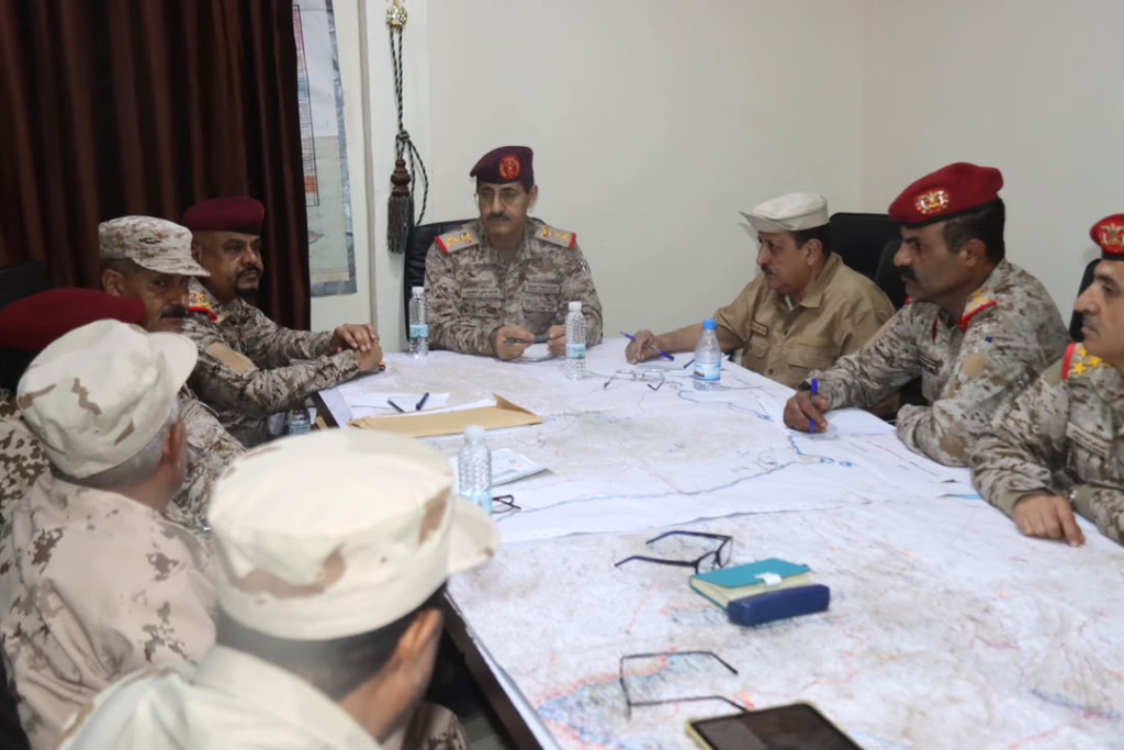 وزير الدفاع يشيد بانتصارات القوات المسلحة في عملية فجر اليمن