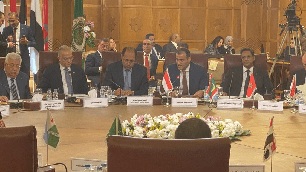 الحضرمي في الاجتماع الطارئ لوزراء الخارجية.png