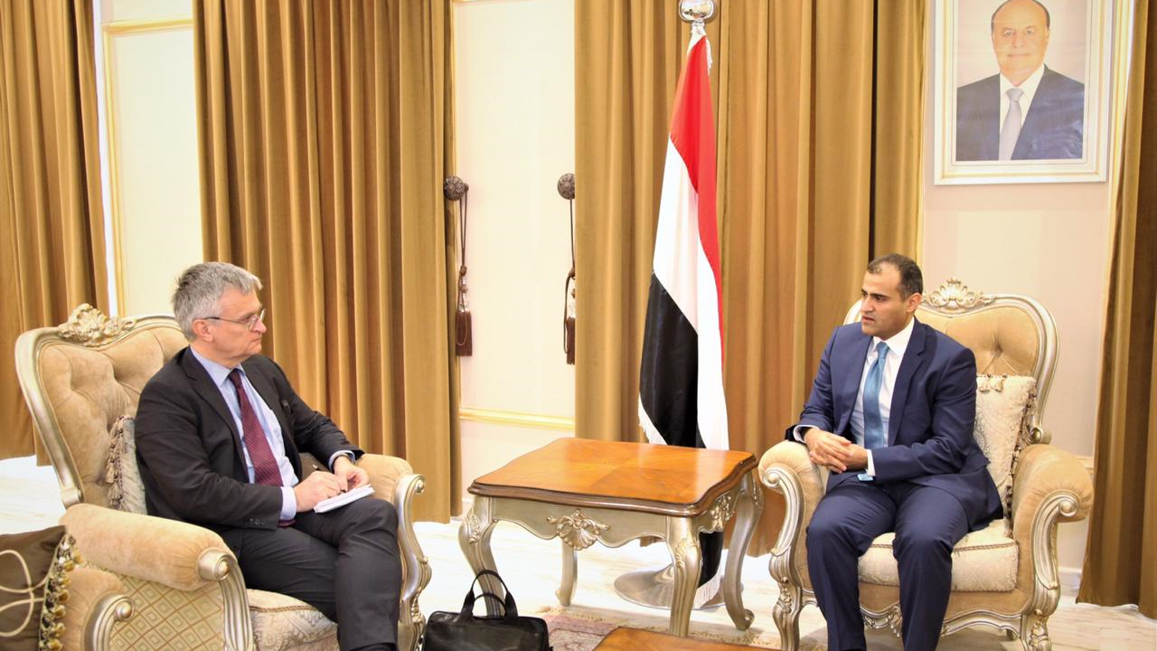 وزير الخارجية يبحث مع المبعوث السويدي المستجدات في اليمن.png