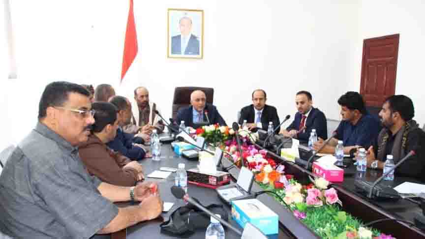 وزير الإدارة المحلية عبد الرقيب فتح يترأس اجتماعاً موسعاً لنواب وأعضاء اللجان الفرعية للإغاثة في محافظات أمانة العاصمة