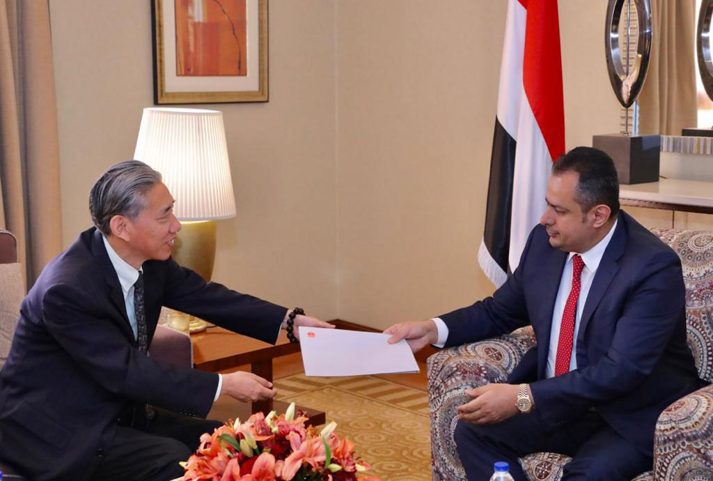 رئيس الوزراء أثناء استلامه رسالة خطية من السفير الصيني