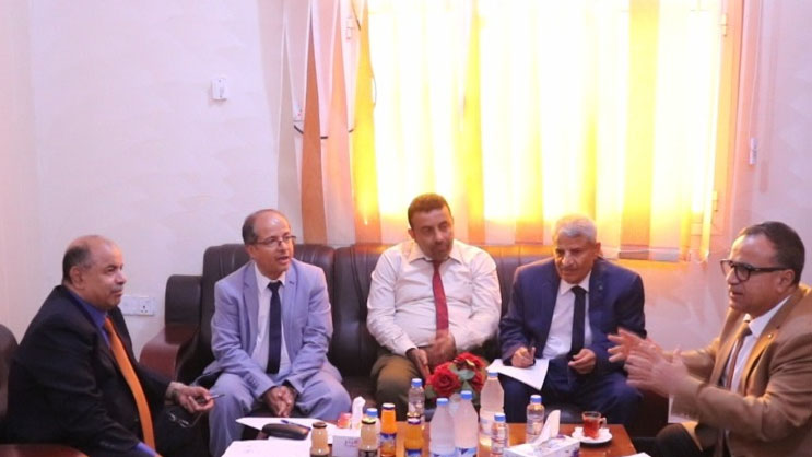 نائب رئيس الوزراء سالم الخنبشي خلال زيارته إلى ديوان عام وزارة الخدمة المدنية والتأمينات بعدن