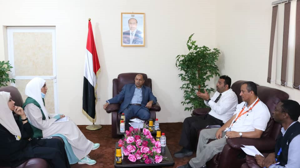 نائب رئيس الوزراء سالم الخنبشي خلال لقائه مسؤولين بوزارة الصحة ومنظمة الصحة العالمية ومركز الملك سلمان للإغاثة