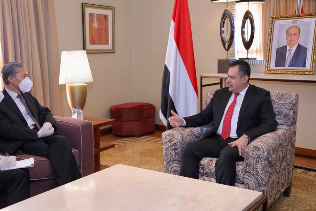 رئيس الوزراء مع السفير الصيني اليمن كانغ يونغ
