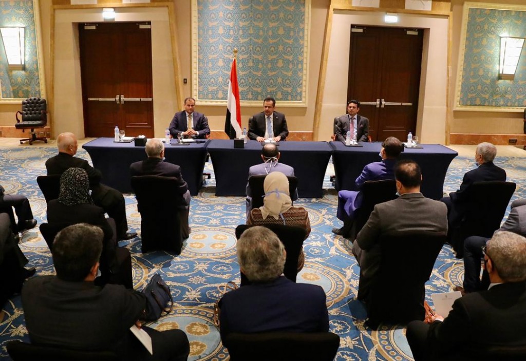 رئيس الوزراء مع أعضاء البعثة الدبلوماسية اليمنية