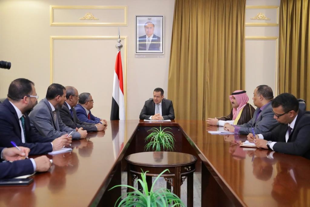 رئيس الوزراء مع رئيس وأعضاء وفد المجلس الانتقالي