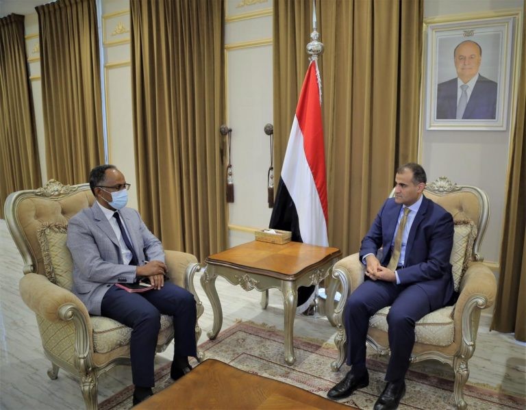 وزير الخارجية مع الصليب الأحمر