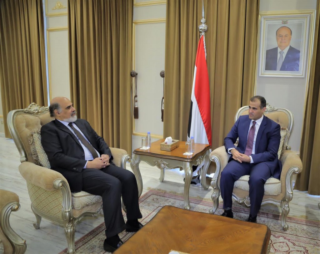 وزير الخارجية مع سفير البرتغال