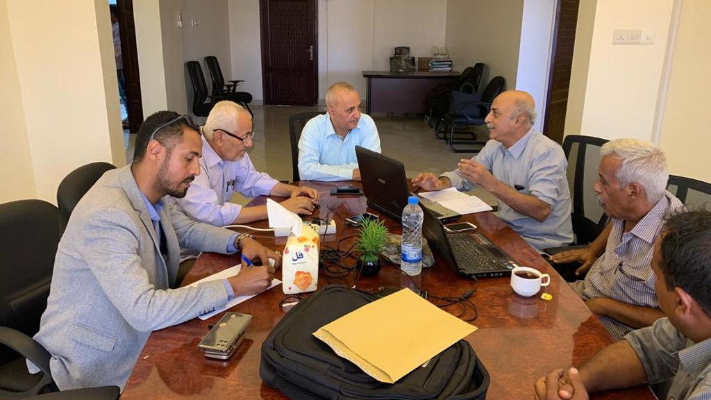 وزير المياه والبيئة خلال اجتماعه بوحدة طوارئ المياه والإصحاح البيئي