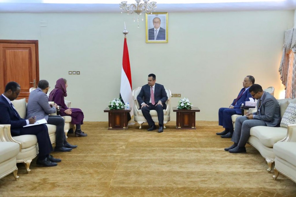 رئيس الوزراء خلال استقباله رئيسة بعثة اللجنة الدولية للصليب الأحمر