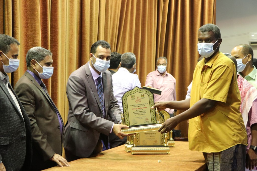 وزير التربية والتعليم ومحافظ حضرموت خلال التكريم