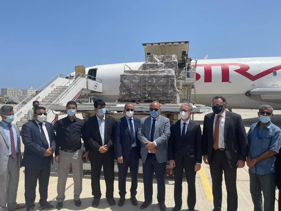 لحظة استلام الدفعة الأولى من اللقاح