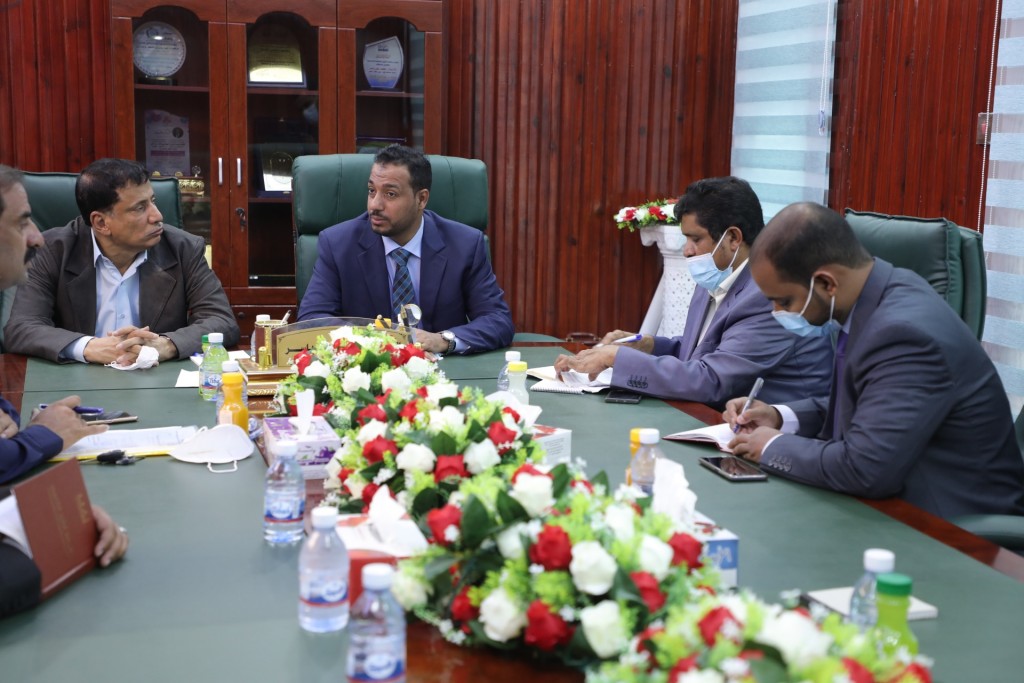 وزير التربية والتعليم ومحافظ المهرة خلال الاجتماع