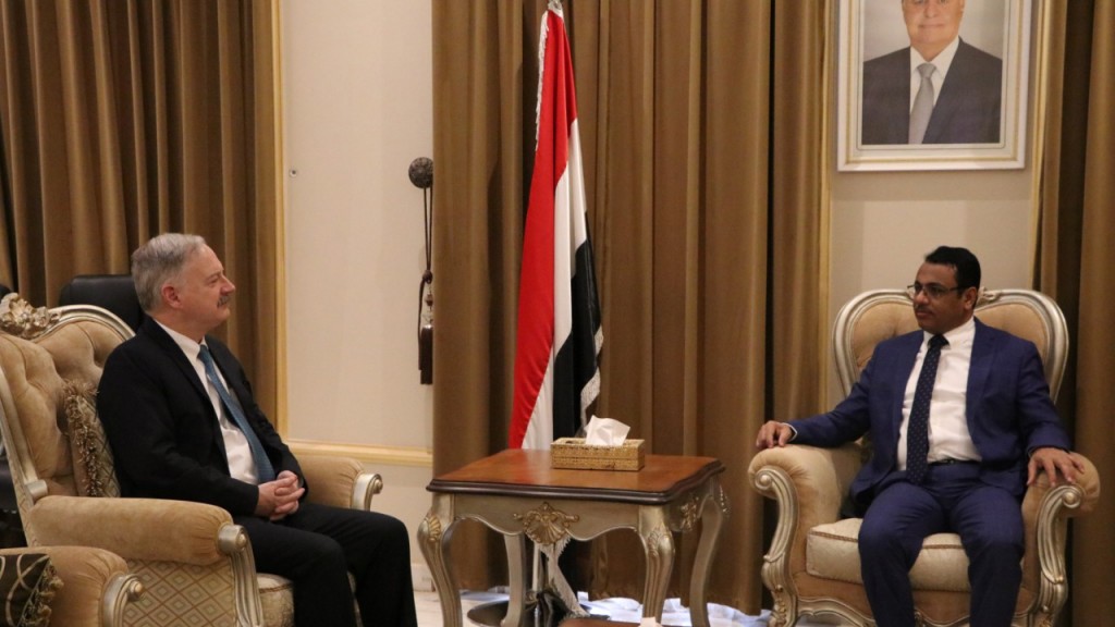 وزير النفط والمعادن عبدالسلام باعبود خلال لقائه السفير الأمريكي لدى اليمن كريستوفر هنزل