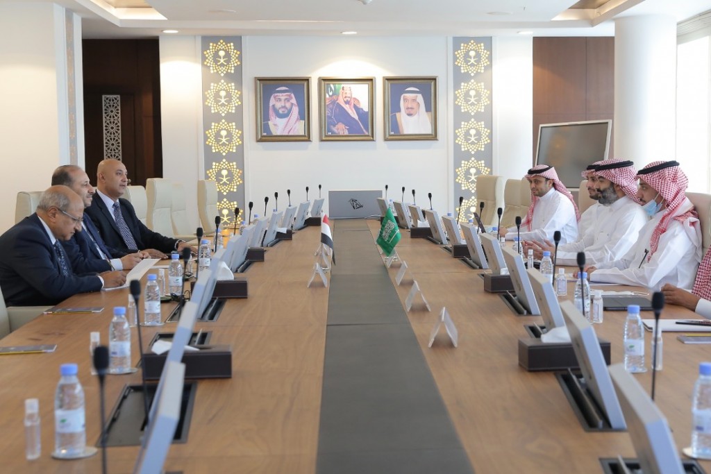وزير الاتصالات خلال اللقاء