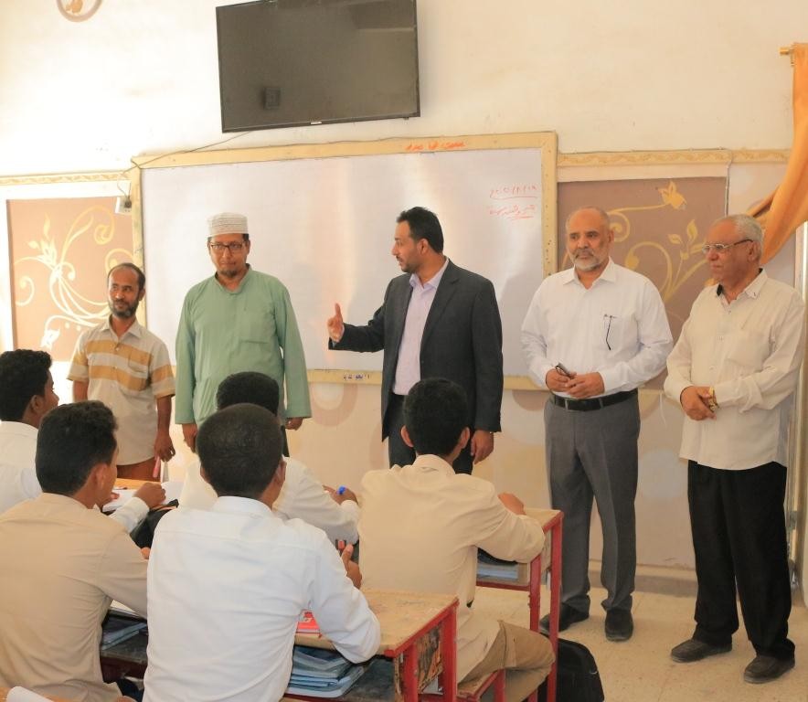 وزير التربية والتعليم خلال الزيارة